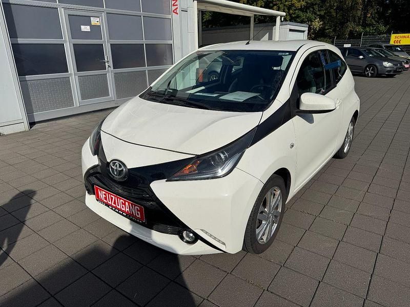 Weiß Gebraucht 2017 Toyota Aygo X-play Kleinwagen | 7.950 € (Etwas zu teuer) - Bild 1/4