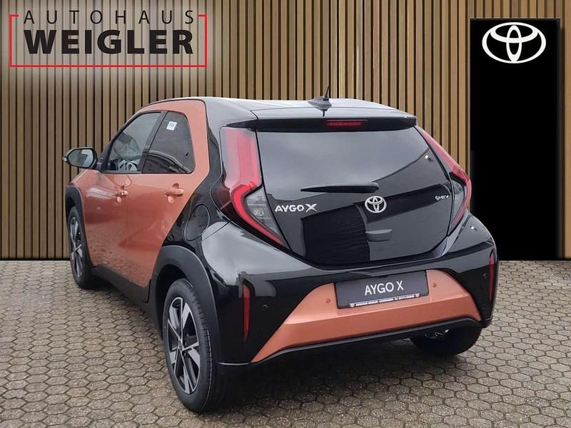 Neu Toyota Aygo X 117 PS (86 kW) 2025 Cinnamon bronze / schwarz SUV