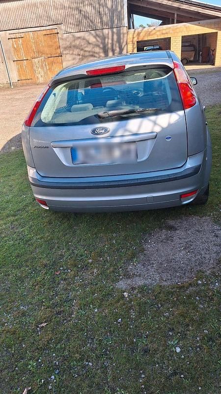 Gebraucht Ford Focus Ghia 100 PS (73 kW) 2005 Silber Limousine