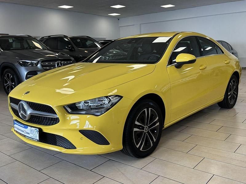 Gelb Gebraucht 2023 Mercedes CLA250e Limousine | 30.000 € (Superpreis) - Bild 1/4