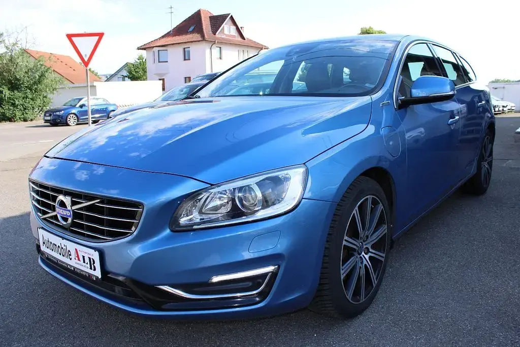 Gebraucht Volvo V60 Summum 215 PS (158 kW) 2015 Blau Kombi