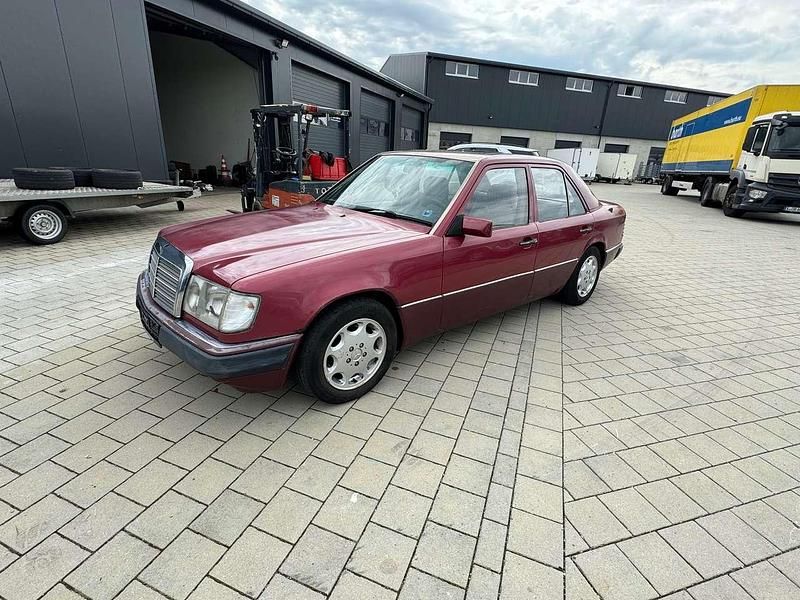 Rot Gebraucht 1992 Mercedes E230 Limousine | 2.999 € - Bild 1/4