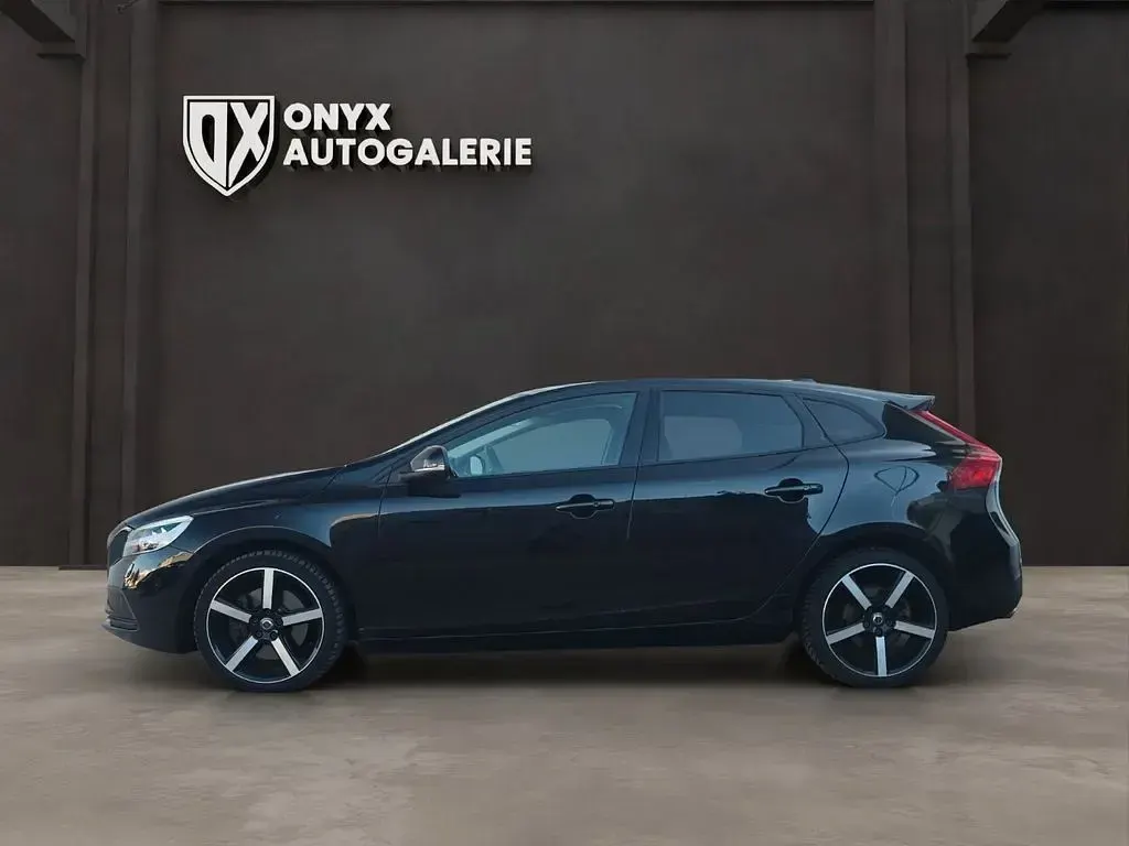 Gebraucht Volvo V40 Momentum 150 PS (110 kW) 2019 Schwarz Limousine