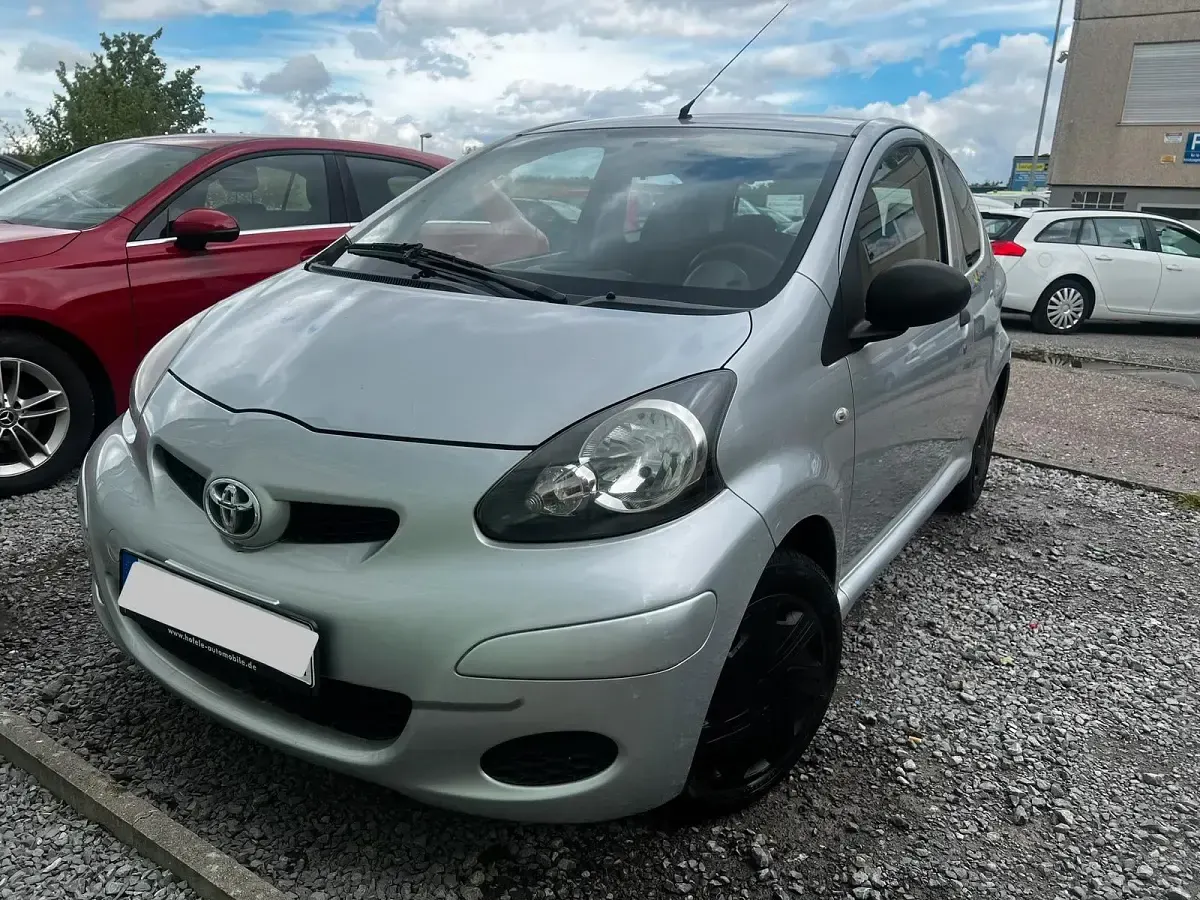 Gebraucht Toyota Aygo 69 PS (50 kW) 2009 Silber Kleinwagen