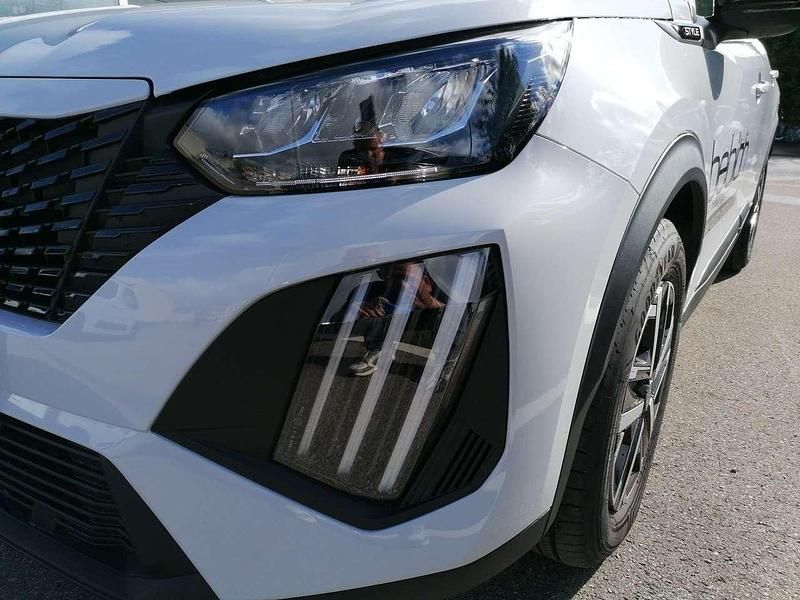 Neu Peugeot 2008 Style 144 PS (105 kW) 2025 Okenite weiß / metalliclackie SUV