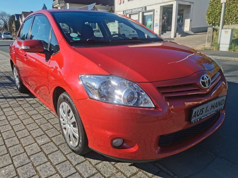 Rot Gebraucht 2010 Toyota Auris Life+ Limousine | 4.990 € (Fairer Preis) - Bild 1/4