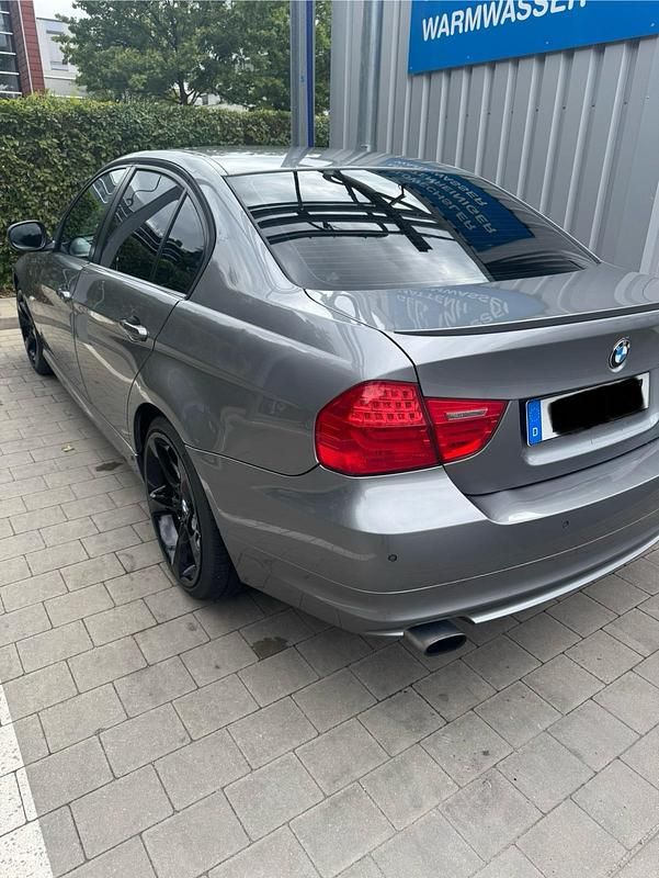 Grau Gebraucht 2011 BMW 320 Limousine | 5.899 € (Fairer Preis) - Bild 1/4