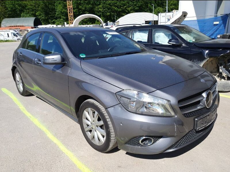 Grau Gebraucht 2014 Mercedes A180 Limousine | 8.300 € (Superpreis) - Bild 1/4