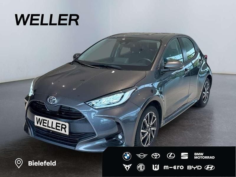 Marlingrau metallic Gebraucht 2021 Toyota Yaris Team Kleinwagen | 13.980 € (Fairer Preis) - Bild 1/3