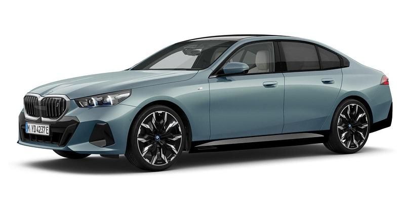 Grün Gebraucht 2024 BMW i5 Comfort Edition Limousine | 66.071 € (Fairer Preis) - Bild 1/4