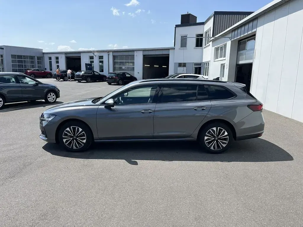 Gebraucht Skoda Superb Selection 150 PS (110 kW) 2025 Graphitegrau Kombi