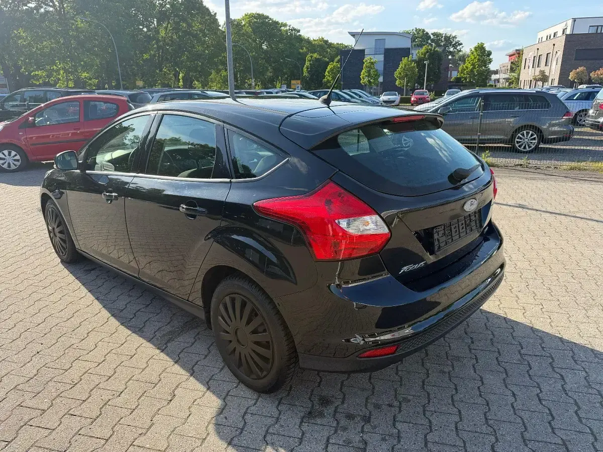 Gebraucht Ford Focus Trend 101 PS (74 kW) 2013 Schwarz Kleinwagen