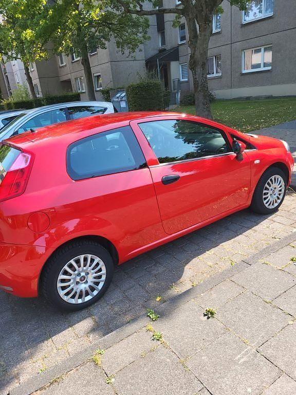 Rot Gebraucht 2016 Fiat Punto Young Kleinwagen | 5.500 € (Fairer Preis) - Bild 1/4