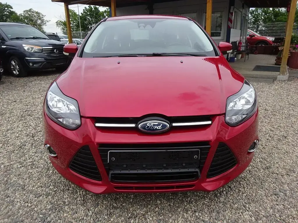 Gebraucht Ford Focus Titanium 182 PS (133 kW) 2011 Rot Limousine