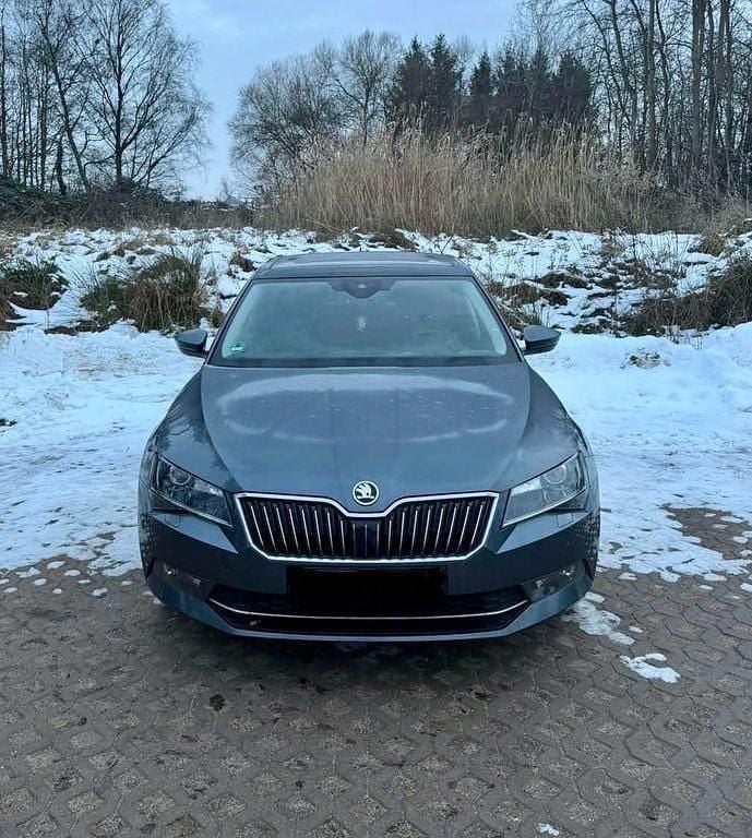 Grau Gebraucht 2018 Skoda Superb Style Limousine | 19.900 € (Fairer Preis) - Bild 1/4