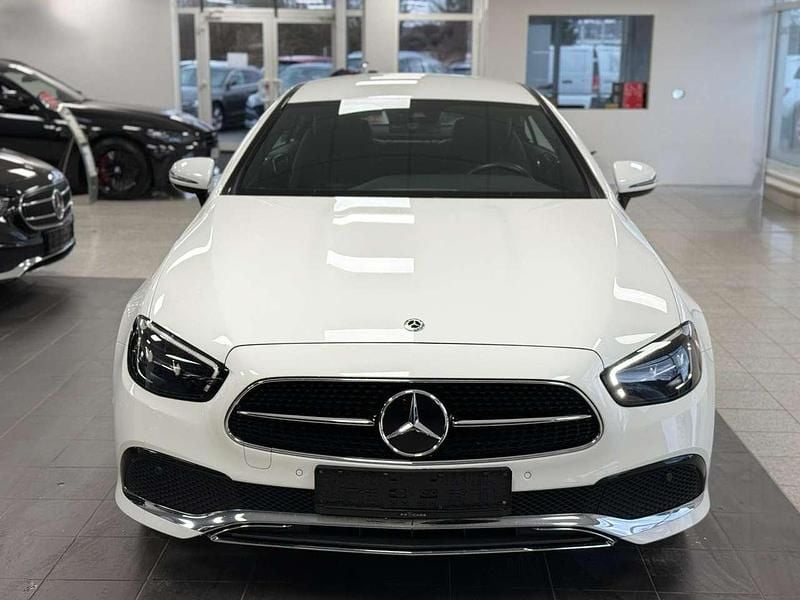 Gebraucht Mercedes E200 197 PS (144 kW) 2021 Polarweiss  unilack Coupé