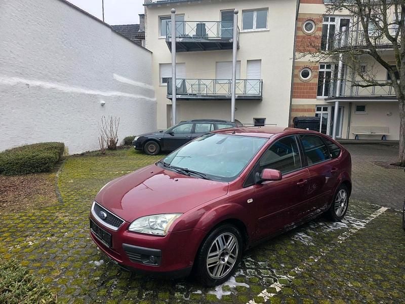 Second-hand Ford Focus 100 CP (73 kW) 2004 Roșu Hatchback