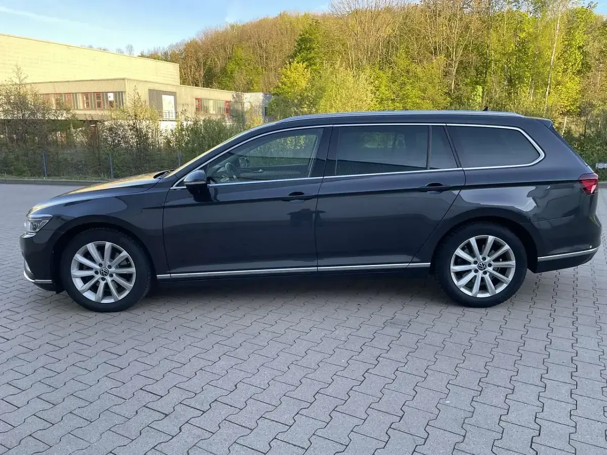 Gebraucht VW Passat Highline 150 PS (110 kW) 2021 Mangangrau metallic Kombi