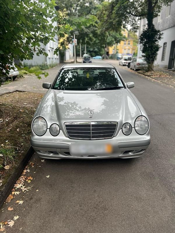 Silber Gebraucht 2000 Mercedes E200 Limousine | 4.900 € - Bild 1/4