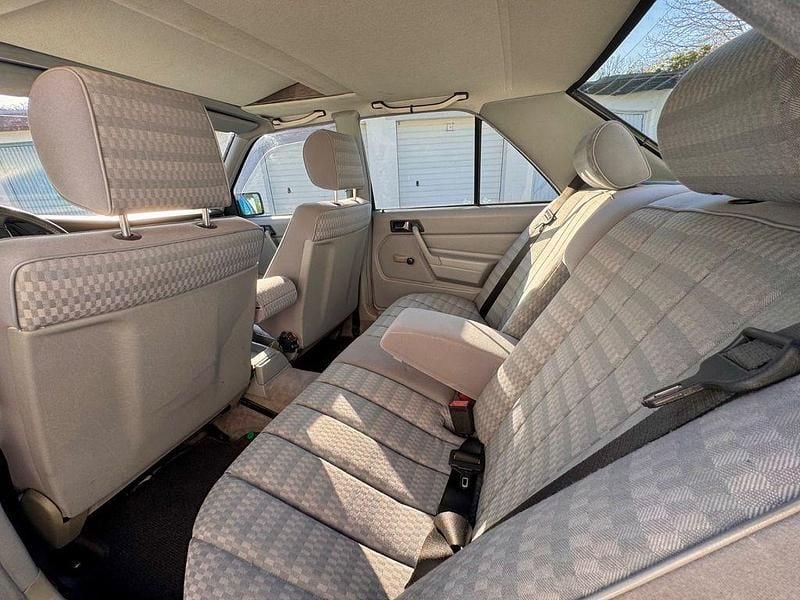 Gebraucht Mercedes 190 109 PS (80 kW) 1991 Blau Limousine