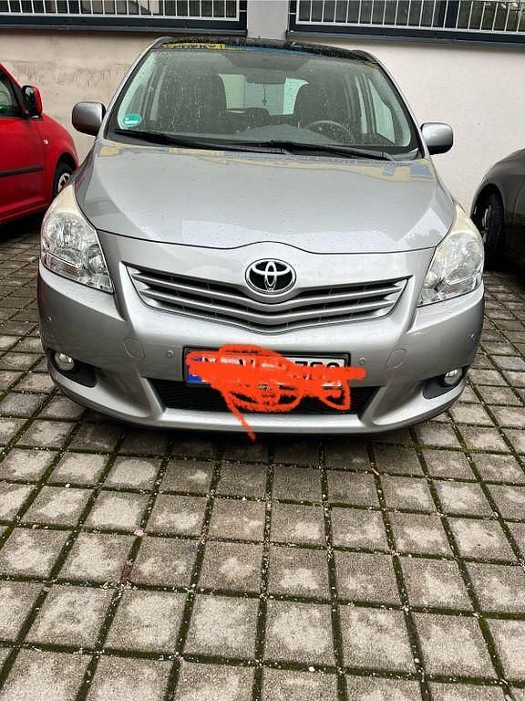 Grau Gebraucht 2012 Toyota Verso Van / Kleinbus | 7.800 € (Etwas zu teuer) - Bild 1/4
