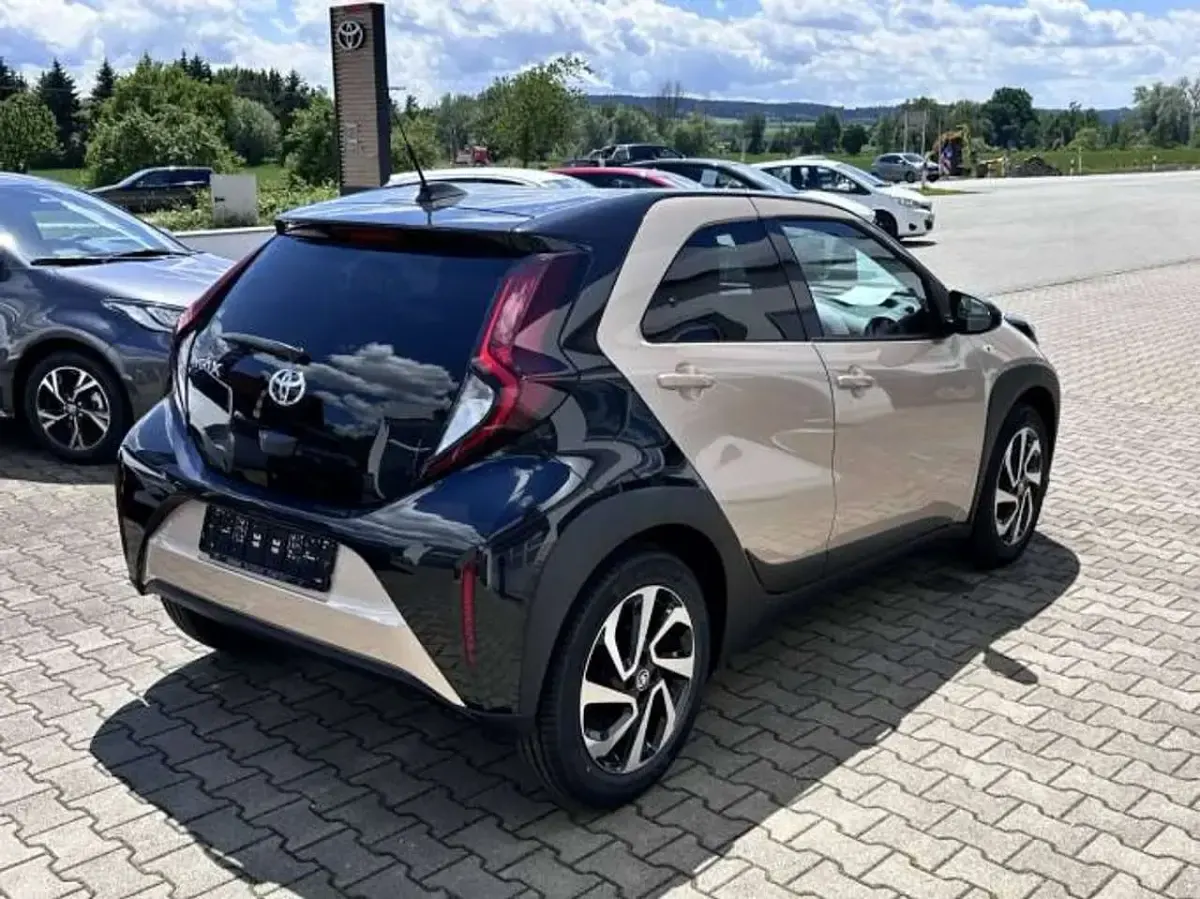 Neu Toyota Aygo X 72 PS (52 kW) 2026 Ginger beige / night sky bla SUV