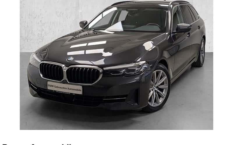 Grau Gebraucht 2022 BMW 520 Sport Line Kombi | 31.940 € (Fairer Preis) - Bild 1/4