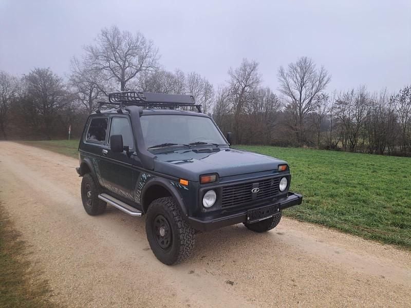 Grün Gebraucht 2009 Lada niva SUV | 5.100 € (Fairer Preis) - Bild 1/4