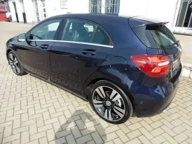 Gebraucht Mercedes A180 Urban 122 PS (89 kW) 2016 Blau Kleinwagen