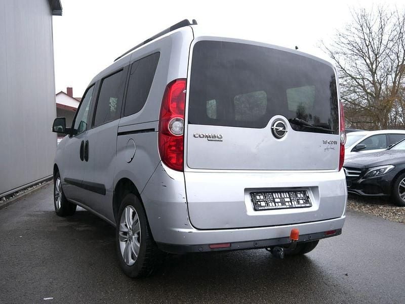 Gebraucht Opel Combo Edition 105 PS (77 kW) 2014 Silber Van / Kleinbus