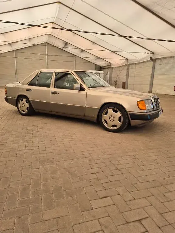 Gebraucht Mercedes 230 132 PS (97 kW) 1990 Gold Limousine