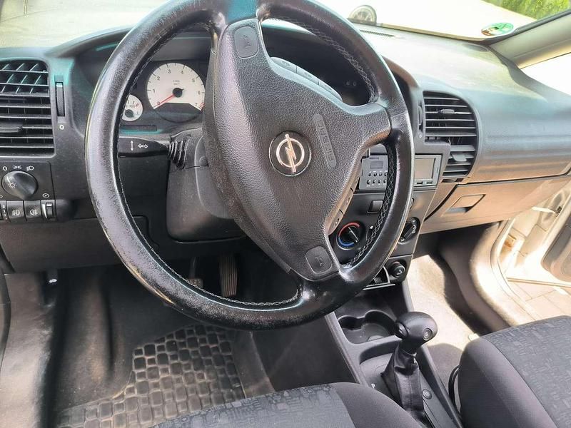 Grau Gebraucht 2001 Opel Zafira Executive Van / Kleinbus | 1.750 € (Fairer Preis) - Bild 1/4
