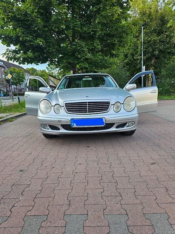 Silber Gebraucht 2002 Mercedes E240 Classic Limousine | 2.800 € (Teuer) - Bild 1/4