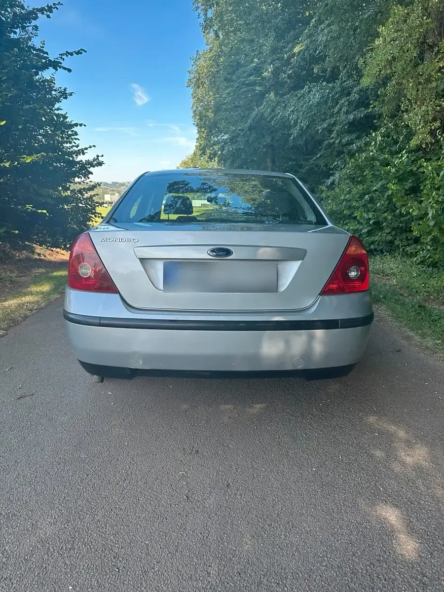 Gebraucht Ford Mondeo 125 PS (91 kW) 2002 Silber Limousine