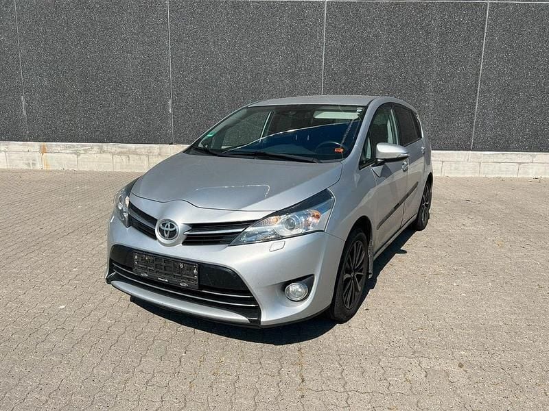 Gebraucht Toyota Verso Premium 147 PS (108 kW) 2017 Silber Van / Kleinbus