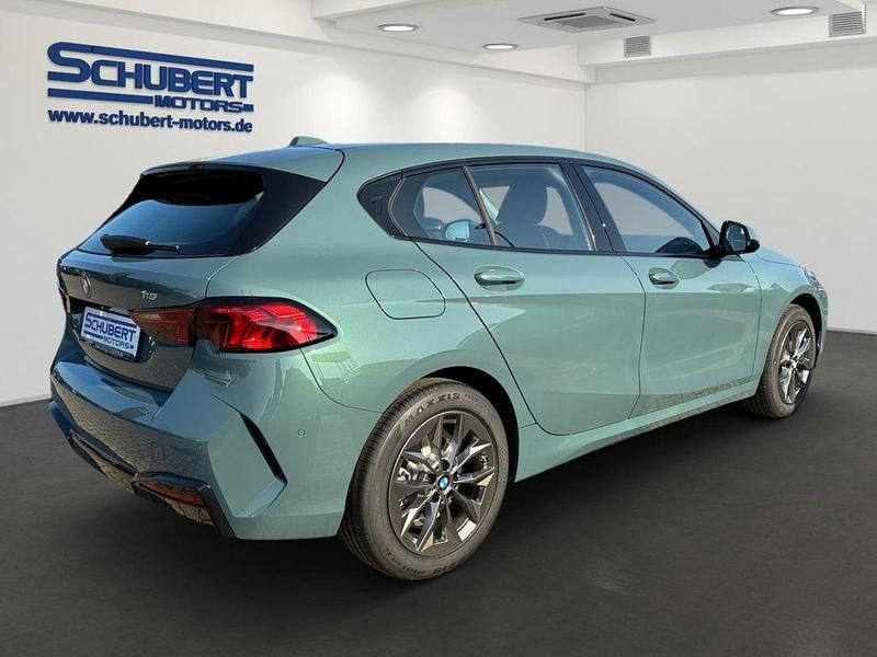 Neu BMW 116 122 PS (89 kW) 2026 Cape york grün metallic Kleinwagen