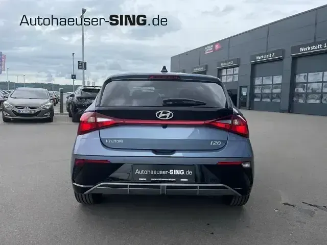 Neu Hyundai i20 90 PS (66 kW) 2025 Blau Kleinwagen