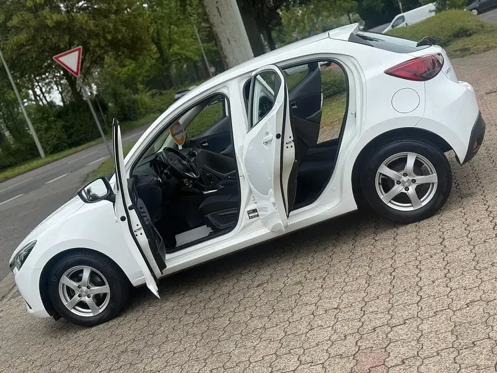 Gebraucht Mazda 2 Center-Line 75 PS (55 kW) 2016 Weiß Limousine
