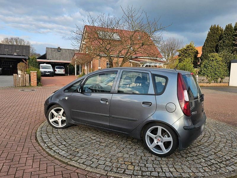 Gebraucht Mitsubishi Colt 95 PS (69 kW) 2006 Silber Van / Kleinbus