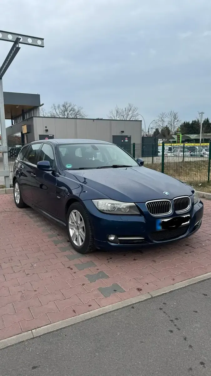 Gebraucht BMW 320 184 PS (135 kW) 2011 Blau Kombi