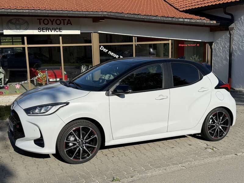 Dyn grey/black Neu 2024 Toyota Yaris Hybrid Sport Kleinwagen | 26.980 € (Guter Preis) - Bild 1/4