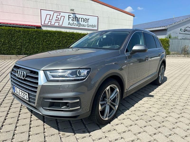 Grau Gebraucht 2016 Audi Q7 SUV | 33.890 € (Fairer Preis) - Bild 1/4