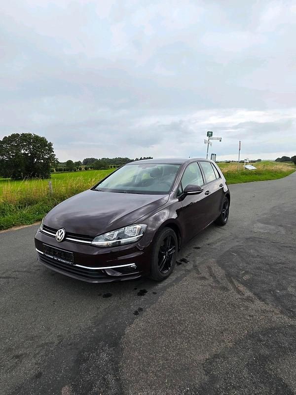 Andere farben Gebraucht 2018 VW Golf VII Highline Limousine | 15.500 € (Guter Preis) - Bild 1/4