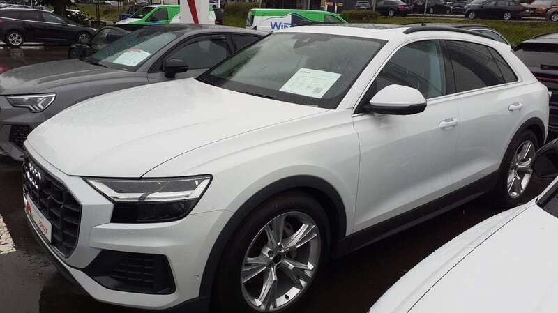 Gletscherweiß metallic Gebraucht 2023 Audi Q8 SUV | 65.900 € - Bild 1/3
