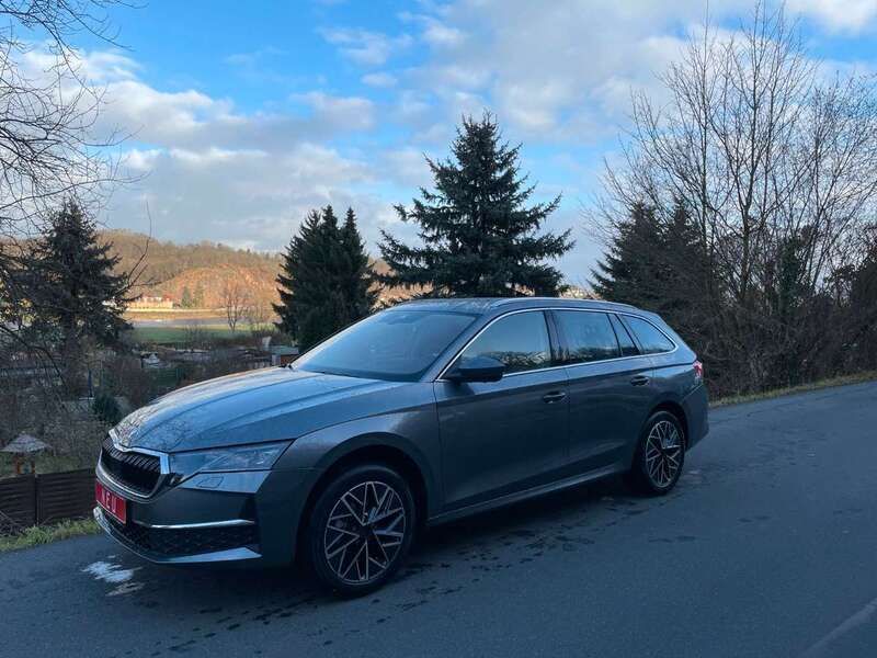 Graphitegrau metallic Gebraucht 2025 Skoda Octavia Tour Kombi | 37.990 € (Fairer Preis) - Bild 1/4