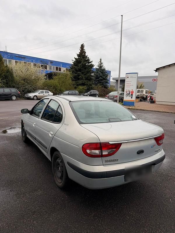 Gebraucht Renault Mégane 107 PS (78 kW) 2001 Silber Limousine
