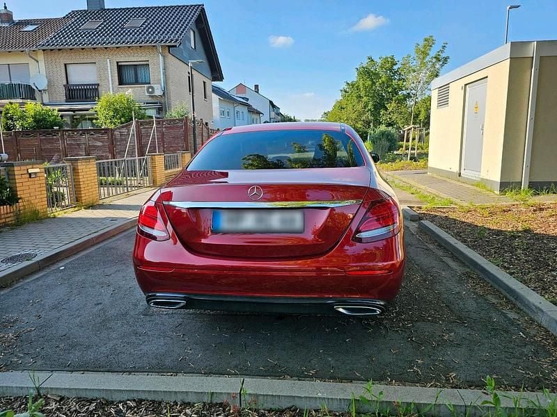 Second-hand Mercedes E220 Exclusive 194 CP (142 kW) 2017 Roșu Berlinǎ