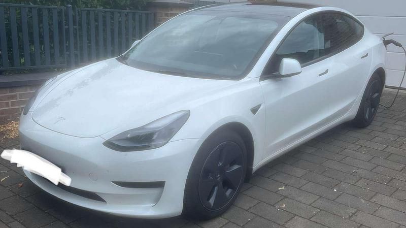 Weiß Gebraucht 2022 Tesla Model 3 RWD Limousine | 26.888 € (Fairer Preis) - Bild 1/4