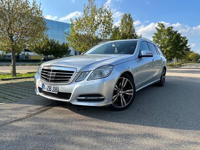 Silber Gebraucht 2011 Mercedes E350 Kombi | 7.199 € (Superpreis) - Bild 1/4
