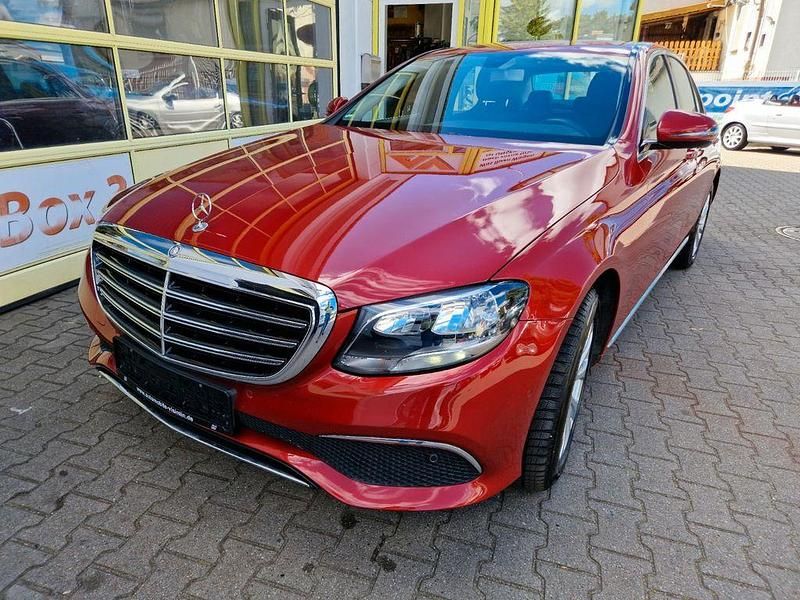 Rot Gebraucht 2016 Mercedes E200 Limousine | 26.850 € (Fairer Preis) - Bild 1/4
